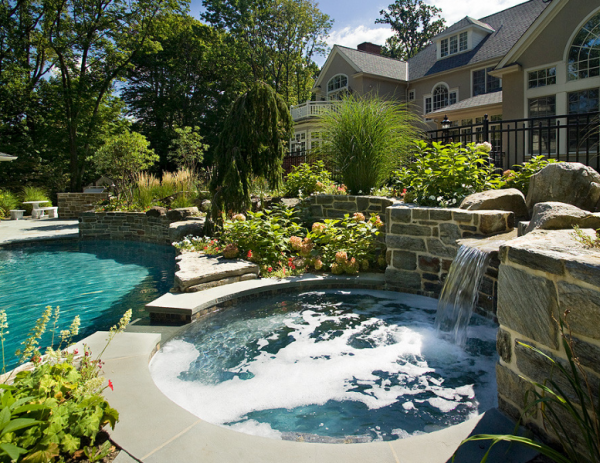 Kolam renang dengan aksen batu alam